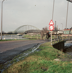 849181 Gezicht op de oude en nieuwe spoorbruggen over het Amsterdam-Rijnkanaal (DEMKA-brug) in de spoorlijn ...